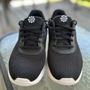 Nike Womens Tanjun Size 7.5 Shoes Black White Running Training Comfort Sneakers‎
